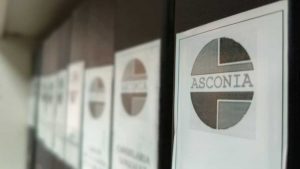 Documentos en la oficina de Asconia Asesoría